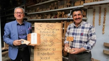 Yaptığı oyuncaklarla çocukların yüzünü güldürüyor
