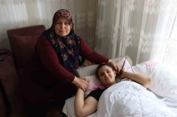 Yaralı depremzedeye ve bebeğine evini açtı, anne şefkatiyle bakıyor
