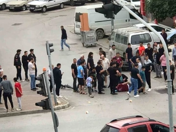 Yaralının yardımına koştular kaçan otomobilin altında kalmaktan saniyelerle kurtuldular
