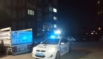 Yardım istediği polis memurunu tabancayla vurdu
