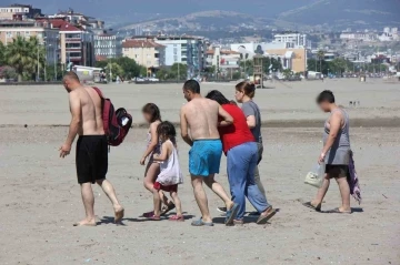 Yasaklı bölgede denize giren 2 çocuk boğulmaktan son anda kurtarıldı
