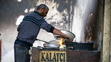 Yaşar usta, dede mesleği kalaycılığı yaşatmaya çalışıyor