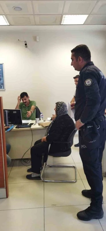 Yaşlı çifti dolandırılmaktan polis ekipleri kurtardı
