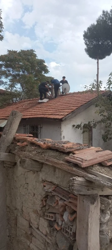 Yaşlı kadın yardım istedi, liseli öğrenciler tıkanan soba bacasını temizledi
