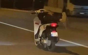 Seyir halinde iken yatarak motosiklet kullandı