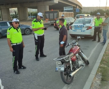 Yatarak motosiklet süren sürücüye ceza