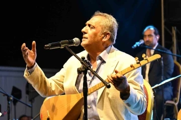 Yavuz Bingöl, Osmaniye’de depremzedelere konser verdi
