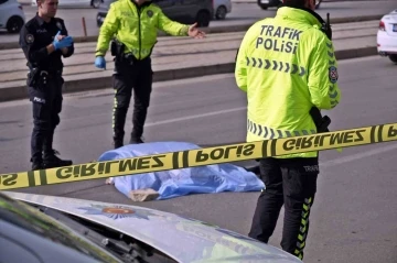 Yaya geçidi eceli oldu, kamyonetin yol verdiği yayalara otomobil çarptı: 1 ölü, 1 yaralı
