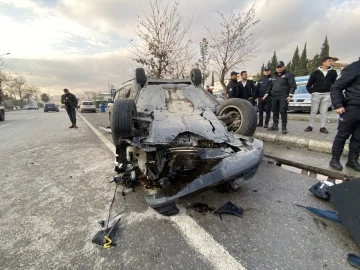 Yayaya çarpmamak için manevra yapan otomobil takla attı: 1 ölü, 2 yaralı
