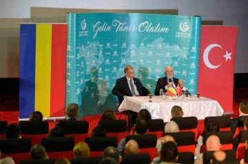 YEE, Bükreş’te Prof. Dr. İlber Ortaylı ile &quot;Dostluğun Tarihsel Boyutu, Türk-Rumen İlişkileri&quot; konferansı düzenledi
