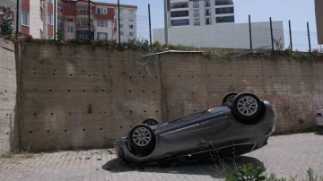 Yeni aldığı arabasıyla sitenin bahçesine uçtu
