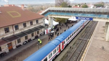 Yeni sezonda ilk seferine çıkan Turistik Doğu Ekspresi, Erzincan'a ulaştı