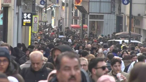 Yeni yıla saatler kala İstiklal Caddesi’nde insan seli
