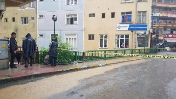 Yenice’de sağanak nedeniyle köprü trafiğe kapatıldı
