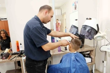 Yenimahalle Belediyesinden öğrencilere okul öncesi saç bakımı
