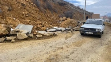 Yer kaymasının en fazla yaşandığı Ekinözü'nde yolda yarıklar oluştu, asfalt kabardı