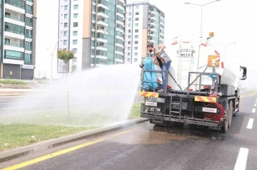 Yeşil alanlarda sulama çalışmaları başladı
