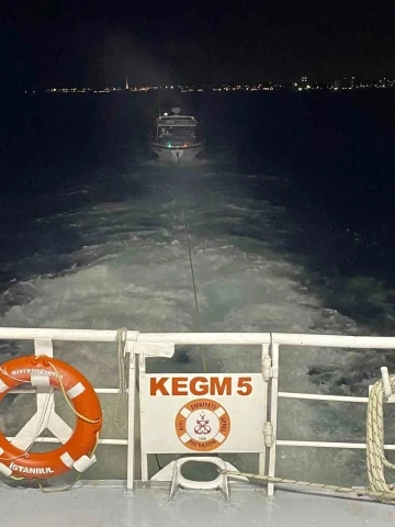 Yeşilköy açıklarında makine arızası yapan tekne sürüklendi, 3 kişi kurtarıldı
