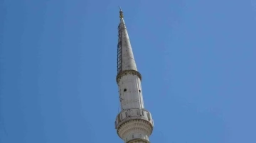 Yıkılan caminin minaresindeki hilali almak için her gece minareye tırmanıyor
