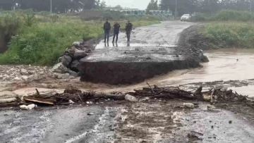 Yıkılmasın diye uzun uğraş verilen geçici köprü borular sürüklenince yıkıldı
