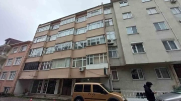 Yıkım kararı alınan apartman boşaltılmaya başlandı
