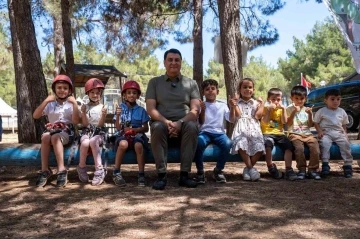 Yılmaz, yetim çocuklar ve anneleriyle buluştu
