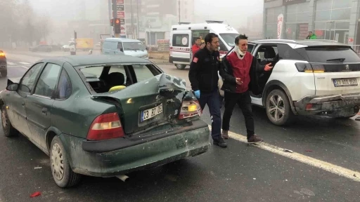 Yoğun sis ve buzlanma zincirleme kazayı beraberinde getirdi: 6 araç çarpıştı, 3 yaralı
