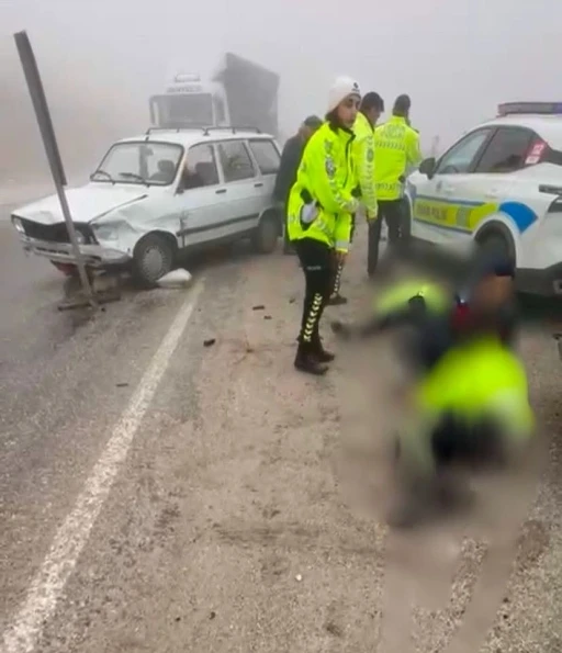 Otomobil polis aracına çarptı: 3 polis yaralı