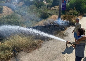 Yol kenarında çıkan yangın büyümeden söndürüldü
