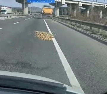 Yola dökülen kumlar trafikte tehlikeli oluşturdu
