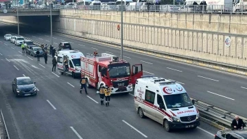 Yola düşen çuval zincirleme kazaya sebep oldu: 1 yaralı
