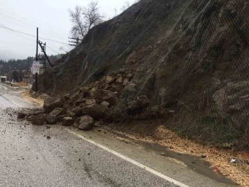 Yola düşen kaya parçaları trafiği aksattı
