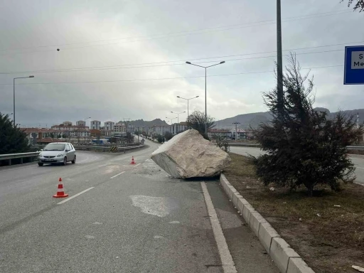 Yola düşen tonlarca ağırlığındaki mermer blok sürücülere zor anlar yaşattı
