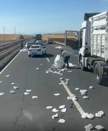 Yola savrulan çocuk bezlerini toplamak isteyen vatandaşlar trafiği tehlikeye soktu
