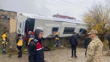 Yolcu otobüsü devrildi: Çok sayıda yaralı var