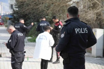 Yolda gördükleri husumetlilerine kurşun yağdırdılar: 1’i ağır 2 yaralı
