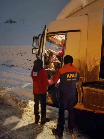 Yolda kalan sürücü ve yolculara kumanya dağıtıldı
