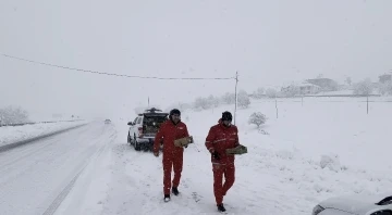 Yolda kalan  sürücülere Kızılay ekipleri yetişti