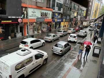 Yolda kalan Tır nedeniyle metrelerce kuyruk oluştu
