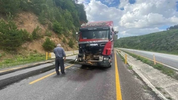 Yolda kayaya çarpan tır pert oldu, sürücünün burnu bile kanamadı
