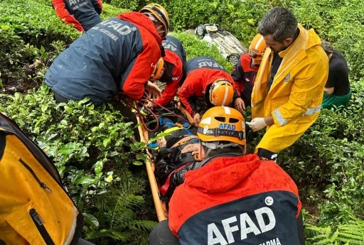 Yoldan 400 metre aşağıdaki dere yatağına yuvarlanan araçtan atlayarak yaralı kurtuldu
