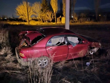 Yoldan çıkan araç tarlaya uçtu: 3 yaralı
