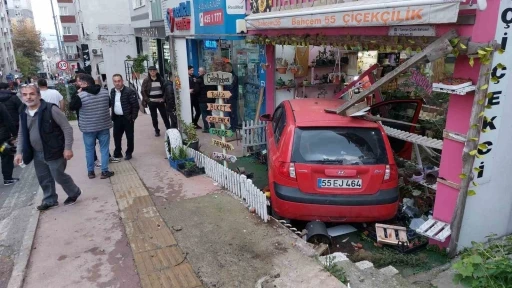 Yoldan çıkan otomobil çiçekçi dükkanına girdi
