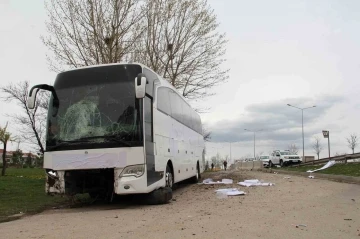 Yoldan çıkan yolcu otobüsündeki 17 kişi yaralandı