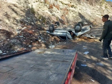 Yoldan çıkarak şarampole uçan otomobil ters döndü: 3 yaralı
