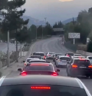 Yolu kapatan konvoydaki gelin arabası zikzak çizerek ilerledi
