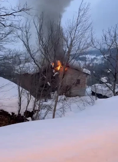 Yolu ulaşıma kapanan köydeki 2 katlı ev alevlere teslim oldu
