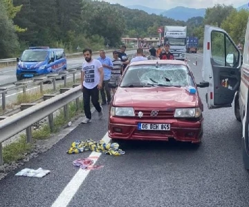 Yolun karşısına geçmeye çalışan yayaya otomobil çarptı