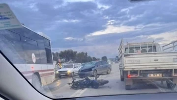 Yolunda giderken kazaya denk gelen motosiklet sürücüsü ağır yaralandı