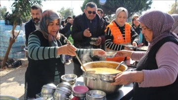 Yörük kadınları, Mersin'e gelen depremzedeler için kazan kaynatıyor